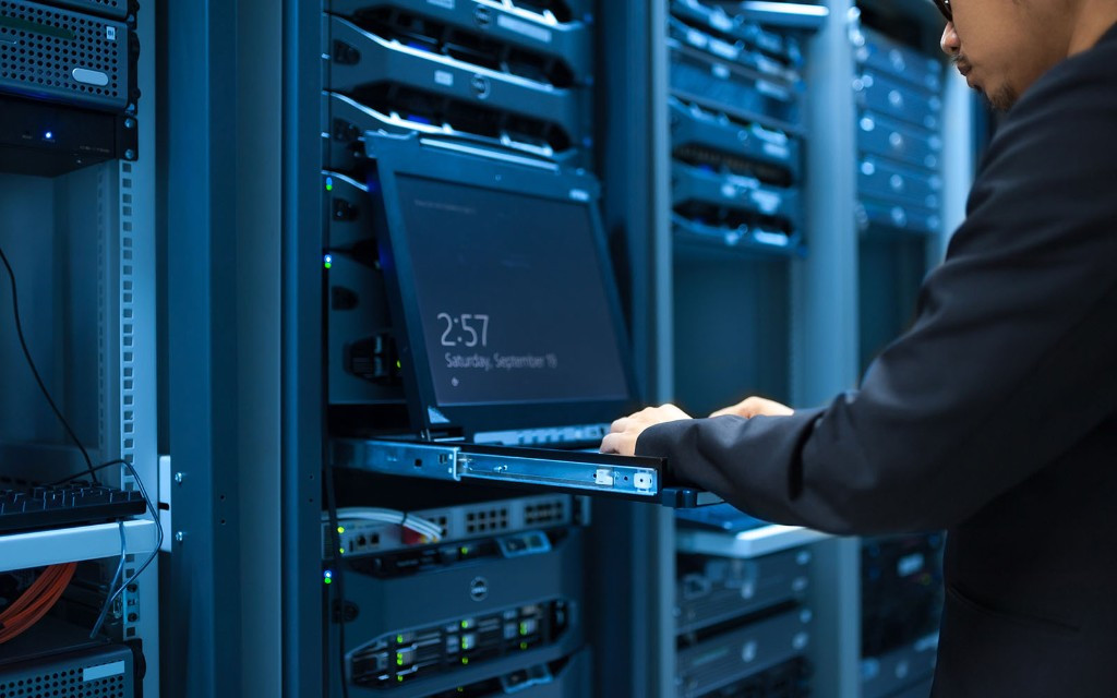 Technicien dans une salle serveurs