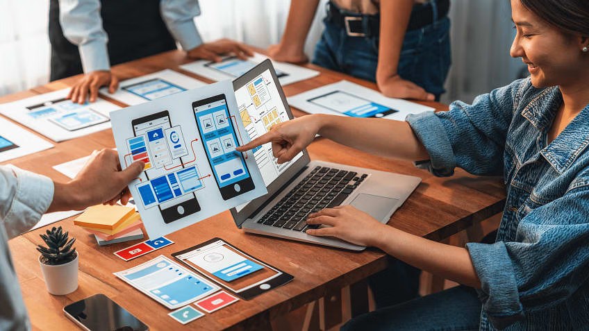 Équipe travaillant sur des maquettes d’application mobile