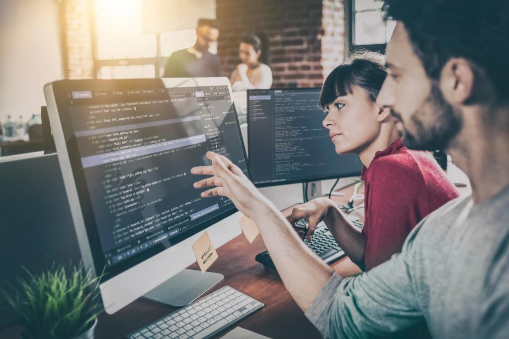 Équipe travaillant sur une application web